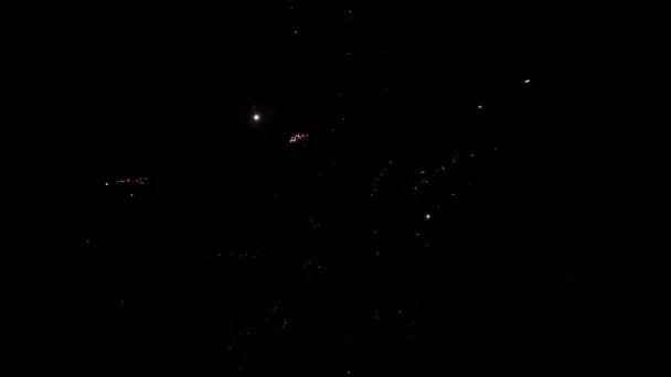 Fête du feu d'artifice de nuit. Incroyable feux d'artifice de couleur. Vidéo de feux d'artifice du Nouvel An en format 4 