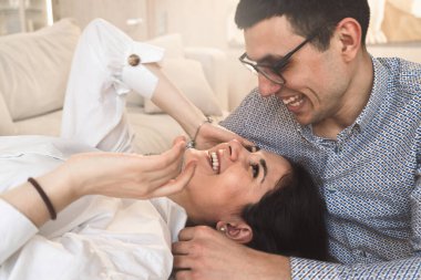 Sevgi dolu bir çift birlikte vakit geçirir. Adam ve kız gülüyorlar. Bir erkek bir kadının gözlerinin içine bakar. Aşk hikayesinin duygusal çerçevesi.