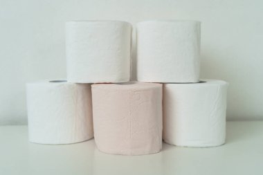 Bir sürü tuvalet kağıdı rulosu. Tuvalet kağıdı piramidi.