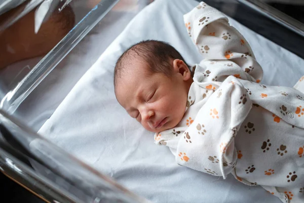 Pasgeboren Baby Het Ziekenhuis Baby Net Geboren Slaperige Baby Ligt — Stockfoto