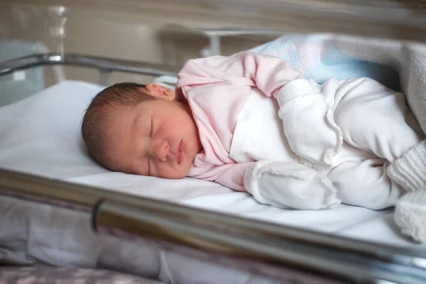 Νεογέννητο Μωρό Στο Νοσοκομείο Μωρό Μόλις Γεννήθηκε Κοιμισμένο Μωρό Βρίσκεται — Φωτογραφία Αρχείου