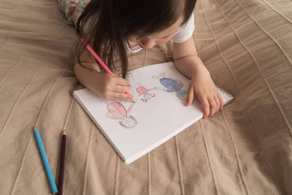 Ragazza Carina Disegna Disegno Matita Bambino Impara Disegnare Gente Bambino — Foto Stock