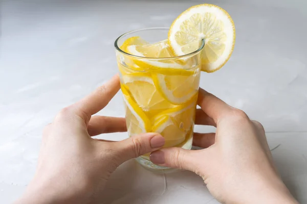Copo Água Com Limão Uma Dose Choque Vitamina Para Tratar — Fotografia de Stock