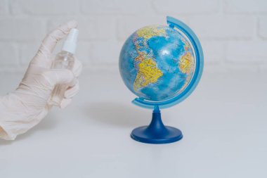 Salgında antiseptiğe yardım et. Küre tek kullanımlık eldivenlerde antiseptikle tedavi ediliyor. Virüs ve bakteri yüzeylerinin dezenfekte edilmesi