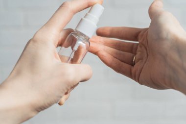 Kız kuru ellerini nemlendiriyor. Kuru el tedavisi. Virüse karşı korunmak için antiseptik verin..