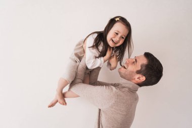 Mutlu baba sevgili kızını kollarında tutuyor. Baba çocuğu alnından nazikçe öper. Babamın bebekli aile hayatı..