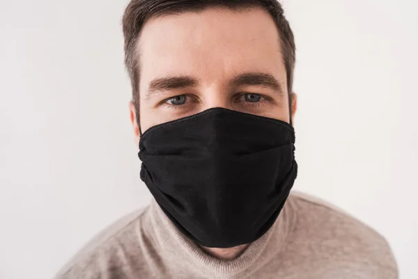 Ung Man Svart Skyddsmask Personlig Skyddsutrustning För Koronovirus Hemmagjord Mask — Stockfoto