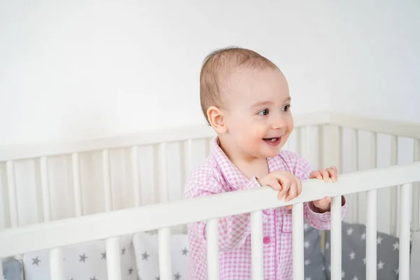 Ein Kleines Kind Rosa Schlafanzug Steht Der Krippe Das Kind — Stockfoto