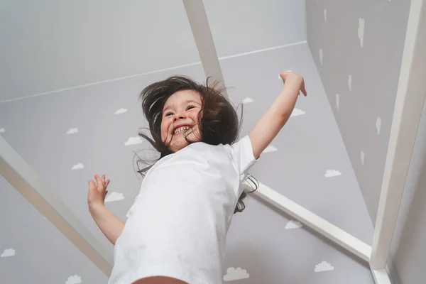 Barnet Hoppar Sängen Innan Det Går Och Lägger Sig Glad — Stockfoto
