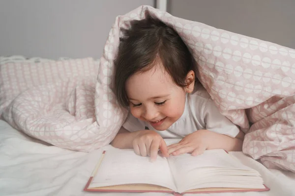 Çocuk Yatmadan Önce Yatağında Bir Kitap Okur Kız Yorganın Altına — Stok fotoğraf