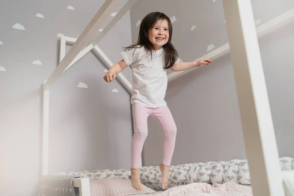 Ребенок Прыгает Кровать Перед Сном Радостная Девушка Балуется Своей Постели — стоковое фото