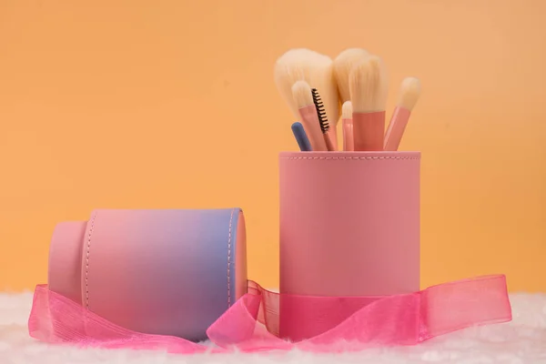 Maquillaje cepillos aislados pastel fondo — Foto de Stock