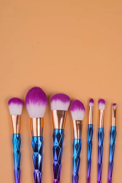 Maquillaje cepillos aislados pastel fondo — Foto de Stock