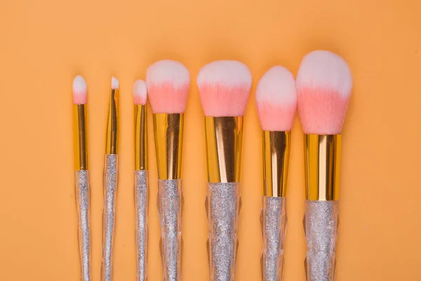 Make up pennelli isolato sfondo pastello — Foto Stock