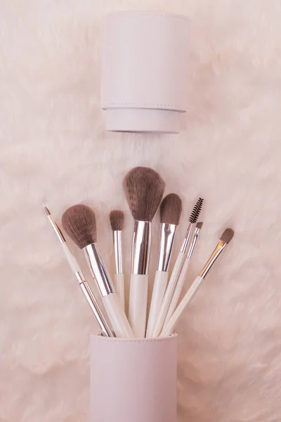 Set de cepillo de maquillaje sobre fondo de piel blanca — Foto de Stock