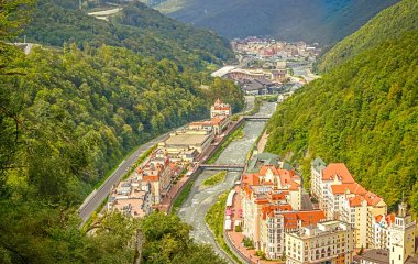 Rosa Khutor Kayak Merkezi Caucasus üstten görünüm Krasnaya Polyana Sochi