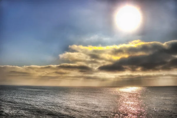 Большое солнце над облачным морским путем лёгкое спокойствие — стоковое фото