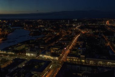 Yekaterinburg görünümü gece Iset kış nehir yukarıda