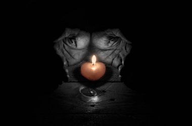 Sevgililer mum ve erkek elleri.