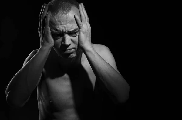 Een persoon ervaart een ernstige hoofdpijn. — Stockfoto