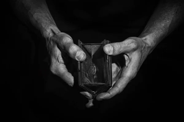 Człowiek pokazuje pusty portfel. — Zdjęcie stockowe