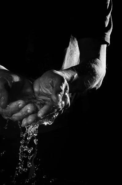 Agua en manos masculinas . — Foto de Stock