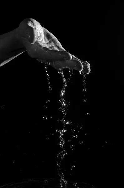 Männerhand und sauberes Wasser. — Stockfoto