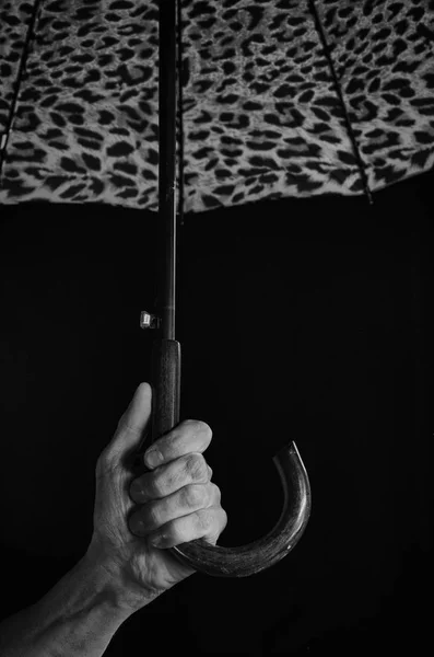 男の手が傘を差す. — ストック写真