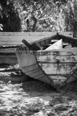 Eski tekne arazi üzerinde depolanır.