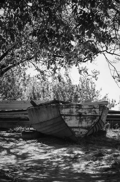 The old boat is stored on land. — Stock Photo, Image