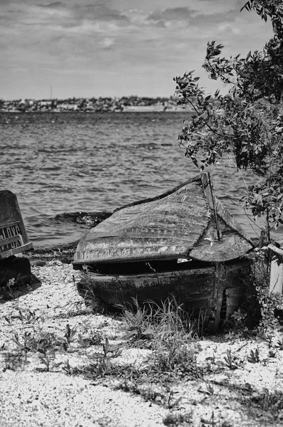 Old boats on the bank of a big river. — Stock Photo, Image