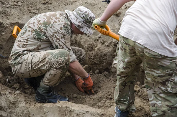 Розкопки поховання солдат Другої світової війни. Kakh — стокове фото