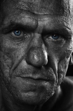 Kader, yüzünde yazılı ...