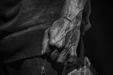 şişeyle sarhoş adam.