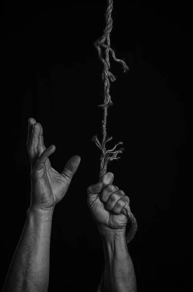 Kırılır bir ip için adam veriyor.