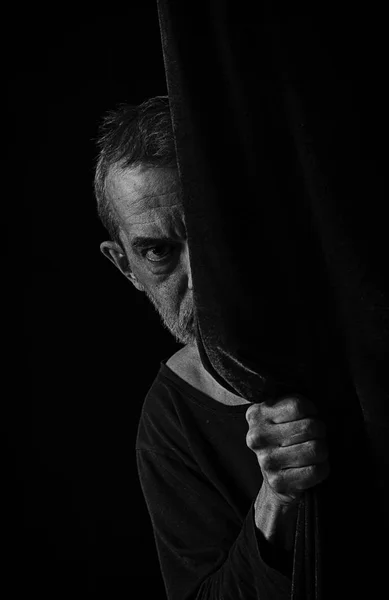 Hombre asustado espiando detrás de la cortina . —  Fotos de Stock