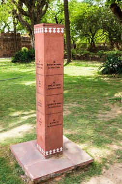 Humayun 'un Delhi, Hindistan' daki Dünya Mirası Anıtı 'nın İki Dilli Yön Taşı. Asya.