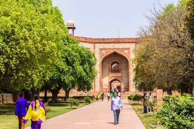 Batı Geçidi 'nde panoramik manzara, Humayun' un Mezar ve Meydanı 'na geçit. Delhi, Hindistan. Asya.