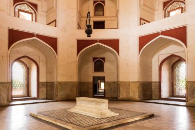 Humayuns Mezar Kompleksi 'nin içindeki yan odada Cenotaphs' a itici bir bakış açısı. Delhi, Hindistan, Asya.