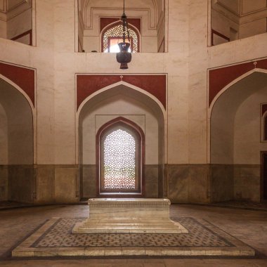 Humayun 'un Mezar Kompleksi' nin içindeki yan odada bulunan Cenotaphs 'ın detaylı görüntüsü. Delhi, Hindistan, Asya.