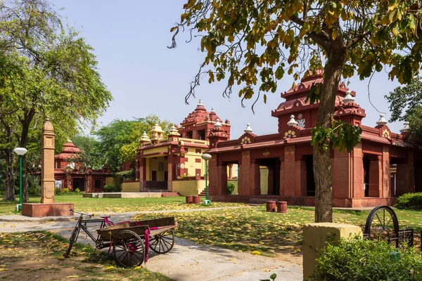 Side Buildings of Shri Laxminarayan Temple, Birla Mandir, Hindoe Vishnu Tempel in New Delhi, India, Azië. — Stockfoto