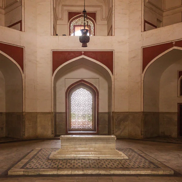 Detail view on Cenotaphs in a side room inside main Building of Humayun 's Tomb Complex. Дели, Индия, Азия . — стоковое фото