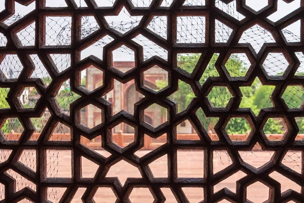 Мозаика из вырезанного михраба в гробнице Хумаюна. Входные ворота на заднем плане. Всемирное наследие ЮНЕСКО в Дели, Индия. Азия . — стоковое фото