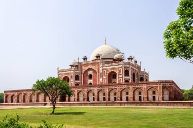 Humayun 'un Mezar Kompleksi' nin kare, park ve bitki örtüsüyle izole edilmiş görüntüsü. Delhi, Hindistan 'daki Unesco Dünya Mirası. Asya.