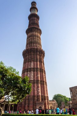Kutub Minar kompleksi ve merkez meydanı yan binalarıyla. Mehrauli, Delhi, Hindistan ve Asya 'daki Unesco Dünya Mirası.