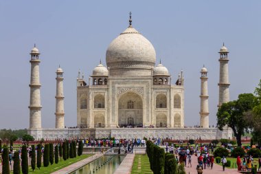 Taj Mahal 'in yürüyüş yolu, bahçe meydanı, yansıtma havuzu ve ziyaretçileri olan manzarası. Unesco Dünya Mirası Agra, Uttar Pradesh, Hindistan