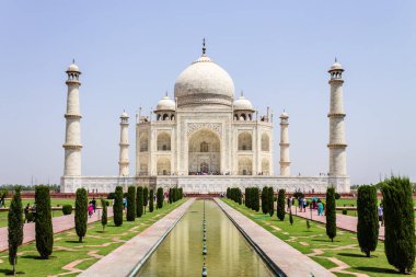 Taj Mahal 'in panoramik manzarası yürüyüş yolu, bahçe meydanı, yansıtma havuzu ve ziyaretçiler. Unesco Dünya Mirası Agra, Hindistan