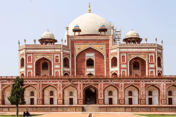 Vista de perto sobre o edifício principal do complexo de túmulos de Humayun, tirado do jardim quadrado. Património Mundial da UNESCO em Delhi, Índia. Ásia . — Fotografia de Stock