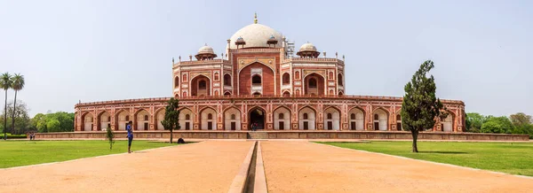 Breed Panorama van Humayun 's Tombe Complex met plein, park en vegetatie. Unesco World Heritage in Delhi, India. Azië. — Stockfoto