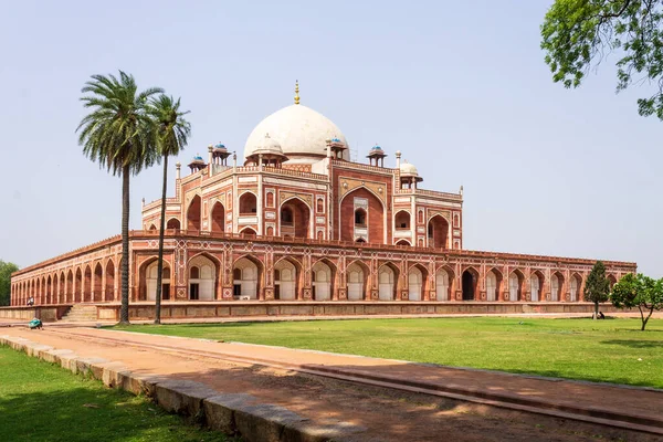 Prachtig panorama van Humayun 's Tombe Complex met plein, park en vegetatie. Unesco World Heritage in Delhi, India. Azië. — Stockfoto